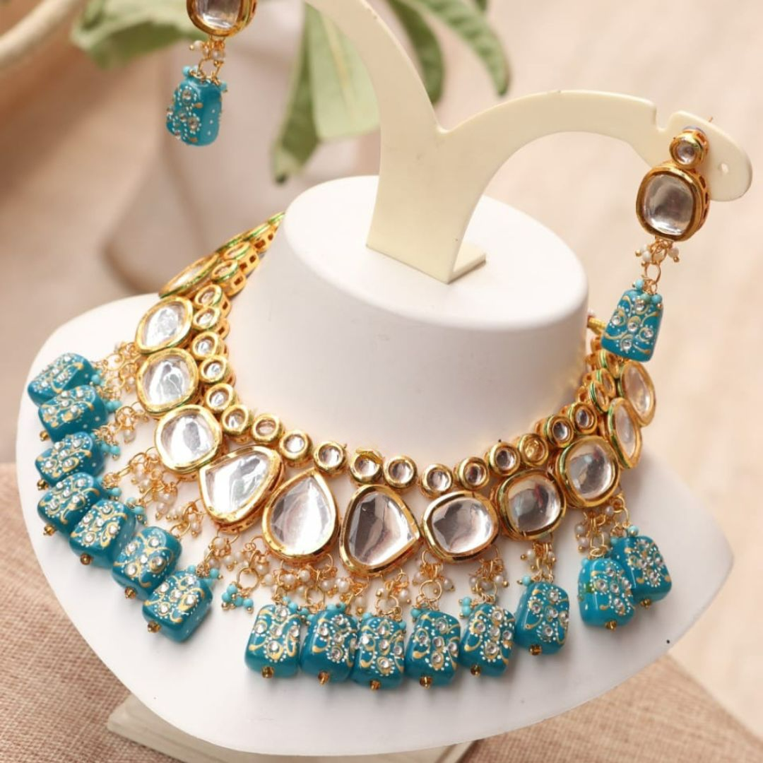 Firozi-colored kundan choker necklace set with a unique style.