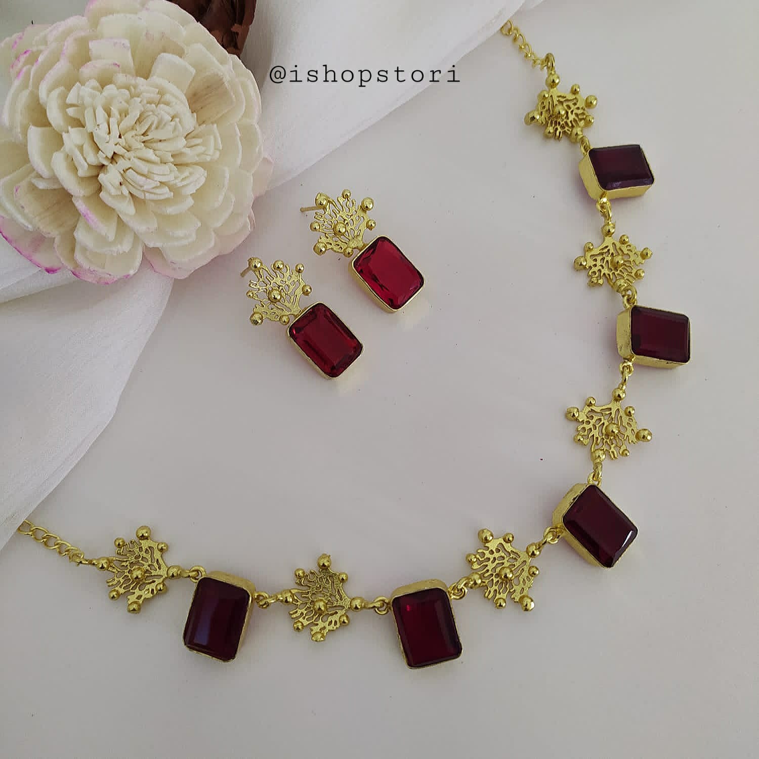 Single-layer green necklace set with a minimalist touch.