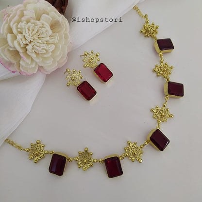 Single-layer green necklace set with a minimalist touch.
