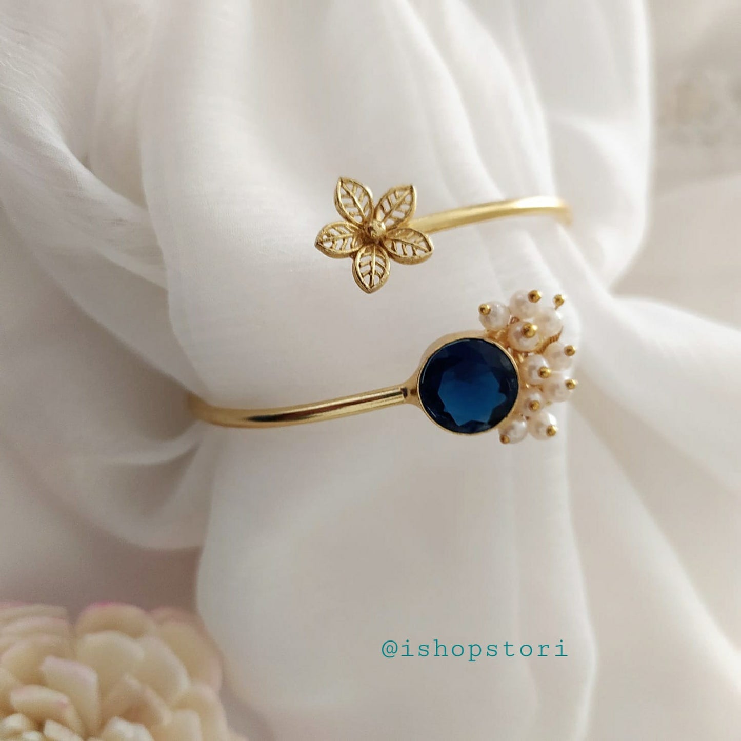 Close-up of Inaaya Glossy Stone & Pearls Bracelet featuring premium pearls and glossy stones.