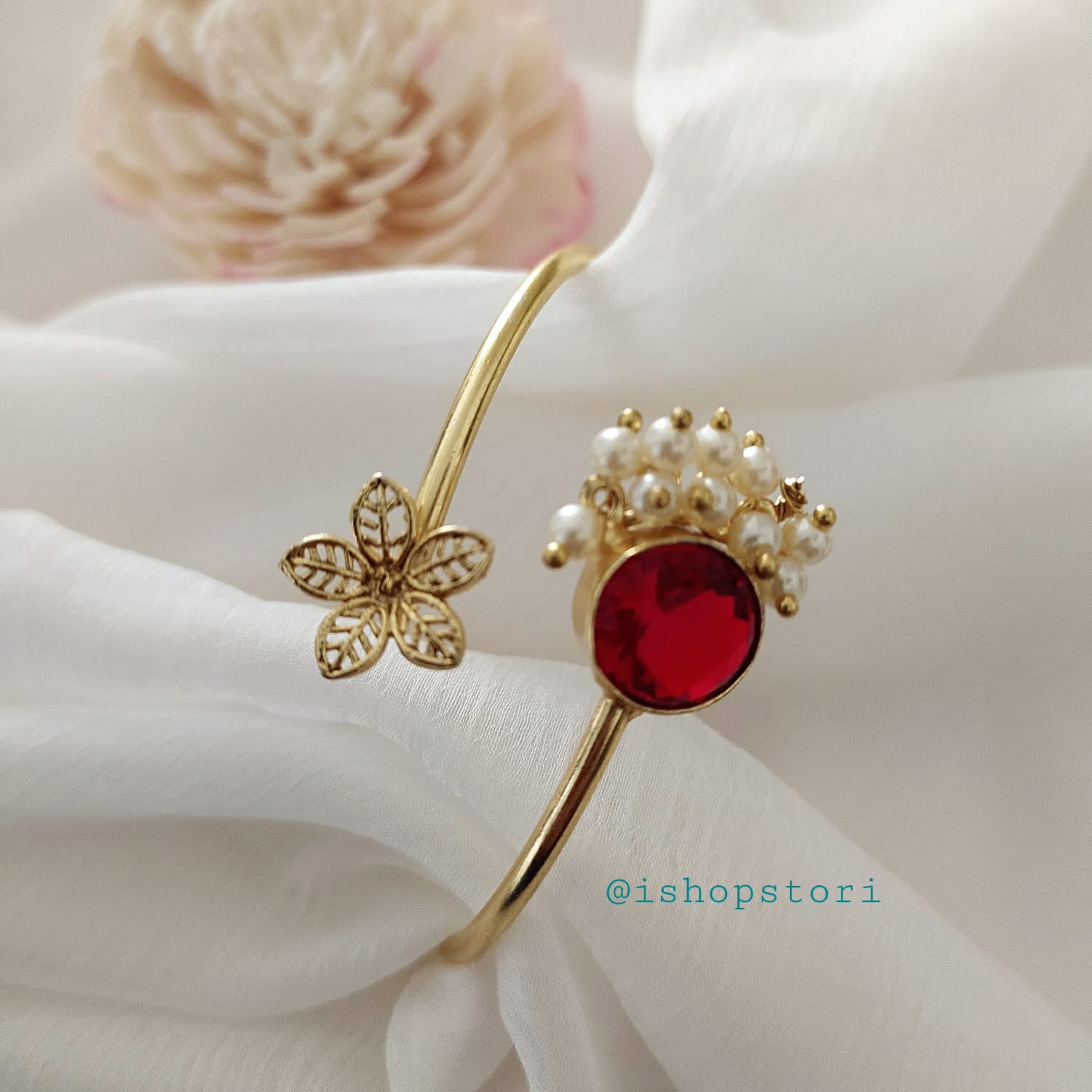 Close-up of Inaaya Glossy Stone & Pearls Bracelet featuring premium pearls and glossy stones.