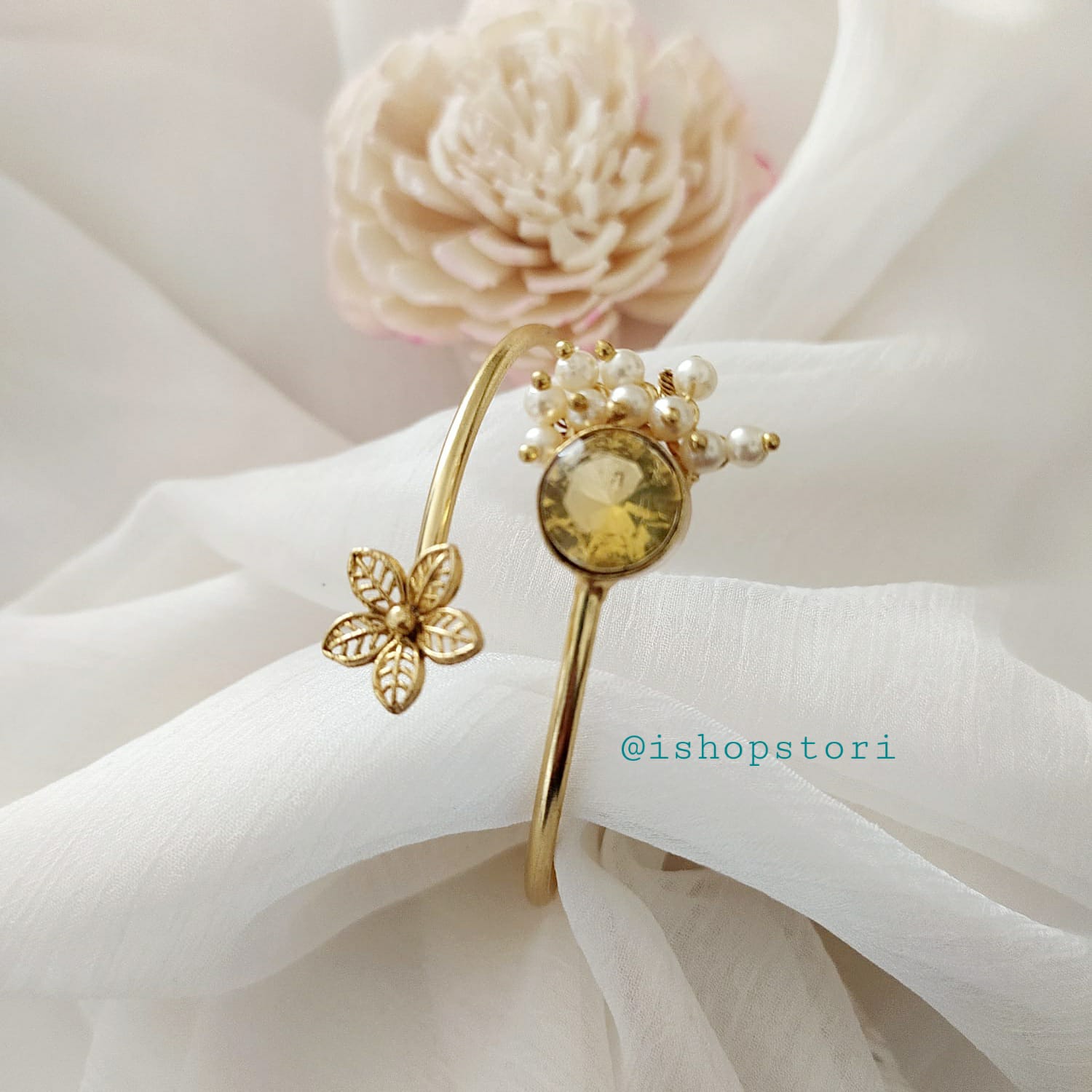 Close-up of Inaaya Glossy Stone & Pearls Bracelet featuring premium pearls and glossy stones