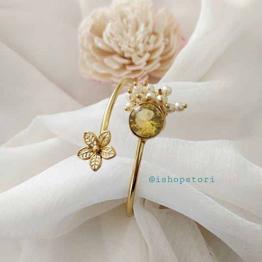 Inaaya Glossy Stone & Pearls Bracelet