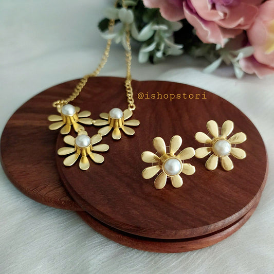 Flores Golden & Pearl Necklace Set