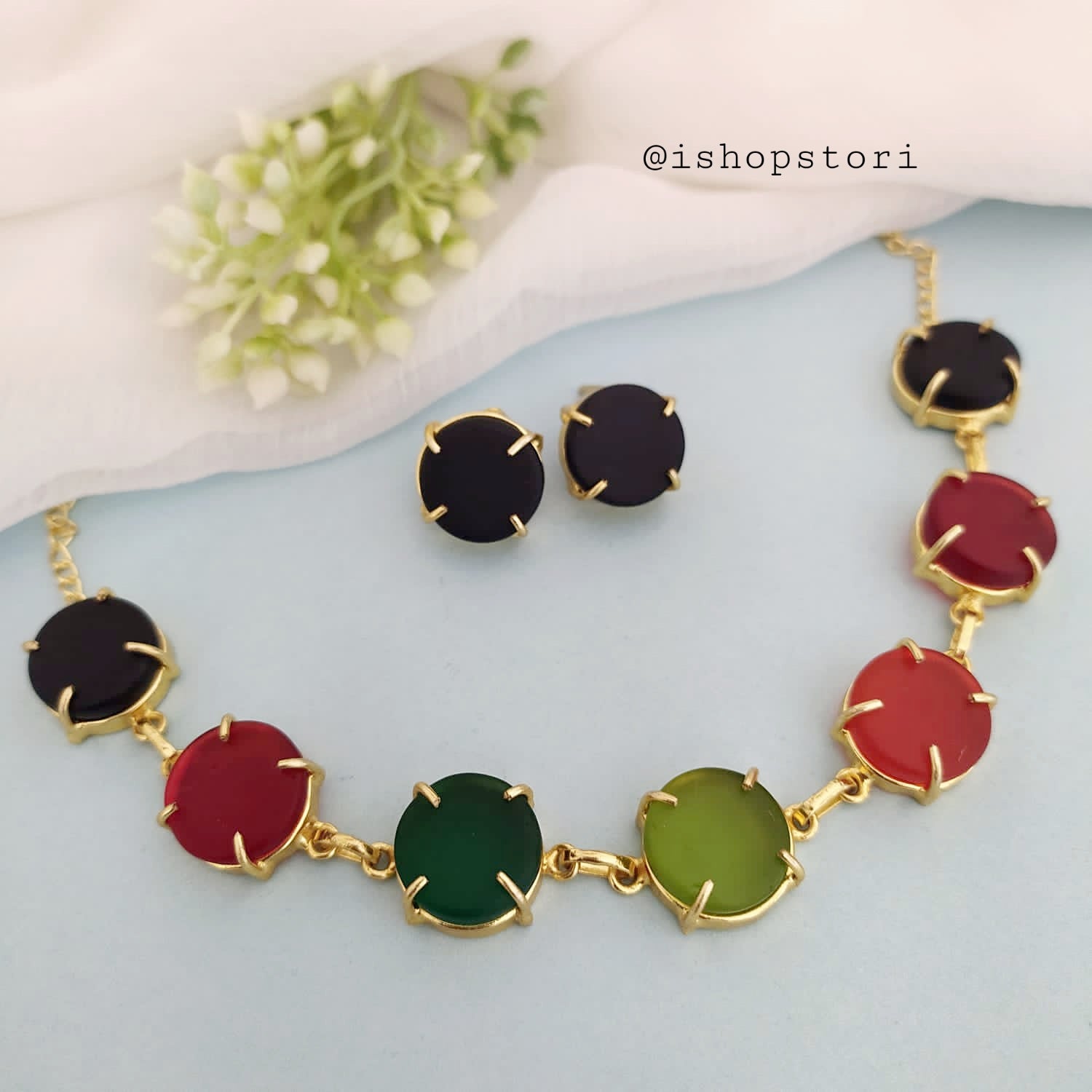 Multi-color raw stone claw necklace in a stylish design with brown earrings.